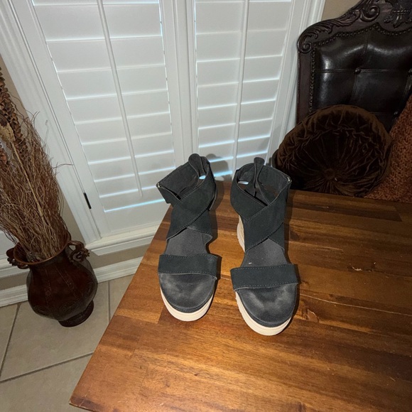 UGG Ileana wedge sandals, Size 6.5/7, GUC - Picture 3 of 8